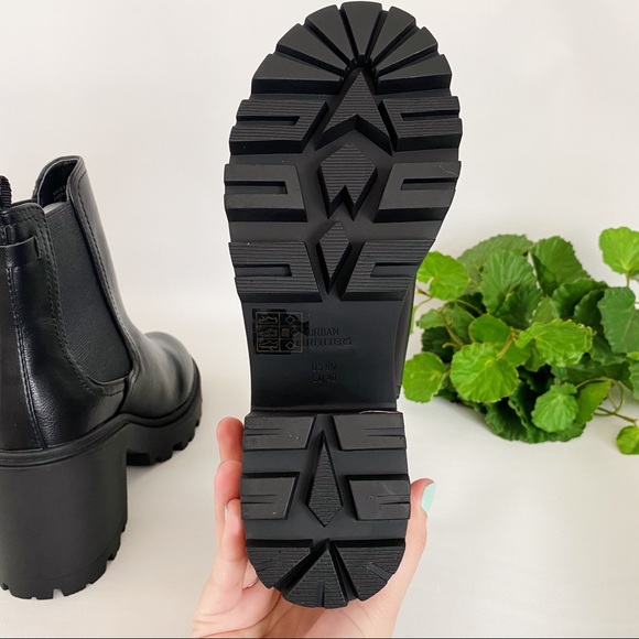 Urban Outfitters UO Chloe Chelsea Timeless Boot Black Heeled Chunky 90s Y2K New - Picture 10 of 16